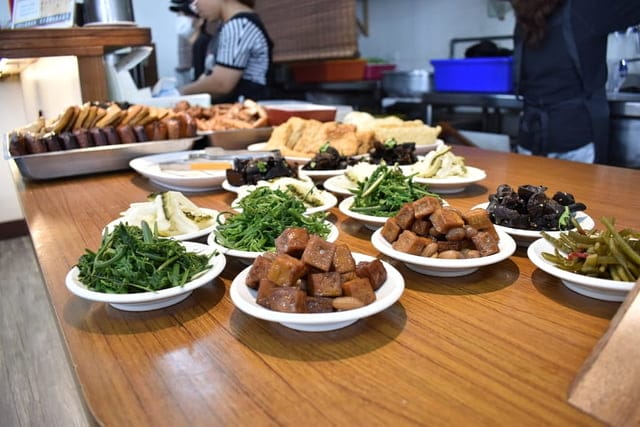 大里平價美食推薦。#鮮見麵。堅持現點現做的餅食，（小籠包、捲餅、餡餅），Q彈帶勁。簡單的麵條加上蔥花與豬油拌麵，就能讓人吃的津津有味