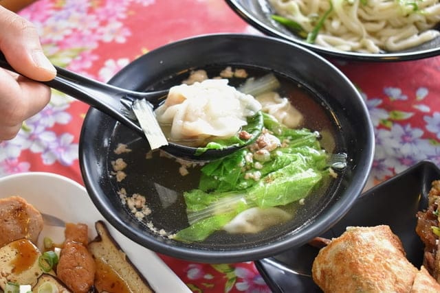 大里平價美食推薦。#鮮見麵。堅持現點現做的餅食，（小籠包、捲餅、餡餅），Q彈帶勁。簡單的麵條加上蔥花與豬油拌麵，就能讓人吃的津津有味