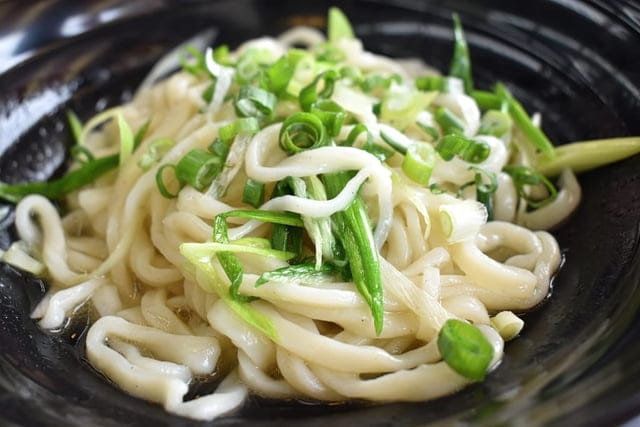 大里平價美食推薦。#鮮見麵。堅持現點現做的餅食，（小籠包、捲餅、餡餅），Q彈帶勁。簡單的麵條加上蔥花與豬油拌麵，就能讓人吃的津津有味