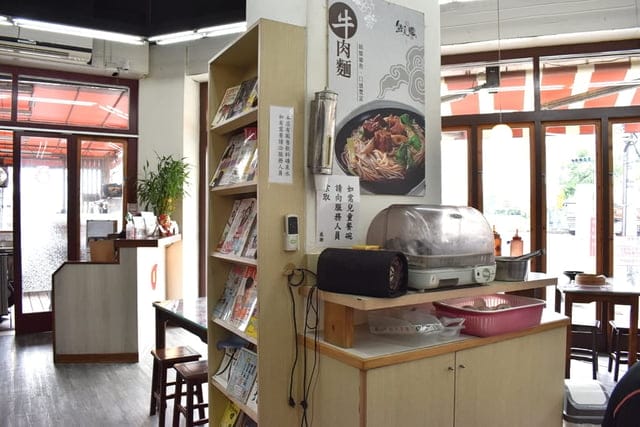 大里平價美食推薦。#鮮見麵。堅持現點現做的餅食，（小籠包、捲餅、餡餅），Q彈帶勁。簡單的麵條加上蔥花與豬油拌麵，就能讓人吃的津津有味