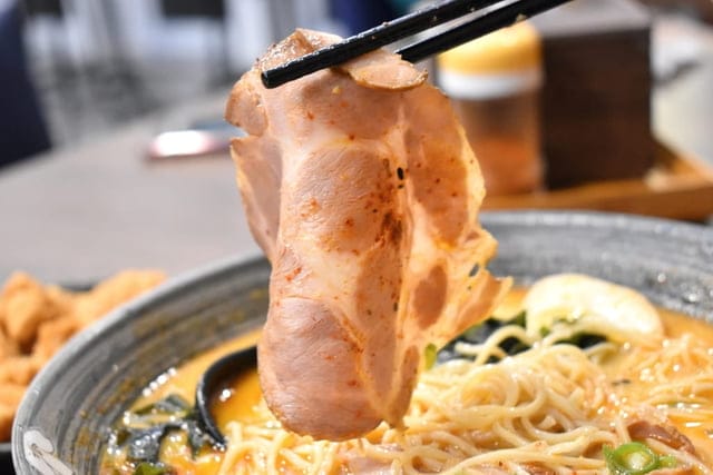 大里拉麵推薦。#兆曜日式拉麵·丼飯。史上最具浮誇的巨無霸清燉蛤蜊鯛魚拉麵，湯頭鮮甜又清爽。口味選擇多樣化，內用可享免費加麵一次