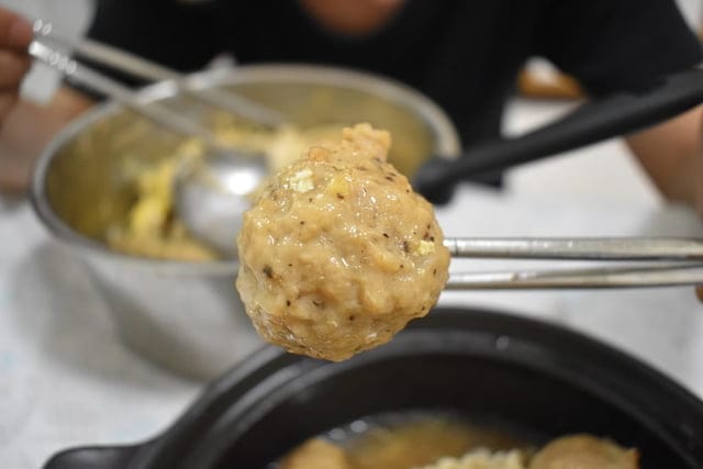 宅配美食。手工鮮肉丸第一品牌。「 大力丸」手工鮮肉丸。堅持純手工製作，皮Q帶勁，陷香多汁。隨意烹調，輕鬆上桌