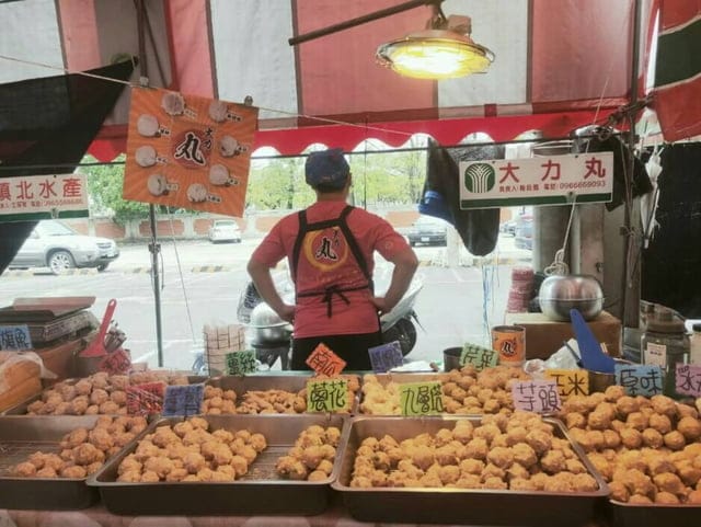 宅配美食。手工鮮肉丸第一品牌。「 大力丸」手工鮮肉丸。堅持純手工製作，皮Q帶勁，陷香多汁。隨意烹調，輕鬆上桌