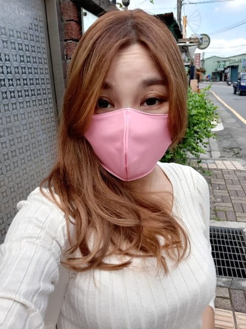 WIWI遠紅外線口罩。3M吸排技術耐久機能布料，透氣排汗、柔膚保濕、舒緩調理氣色，洗久了也不易損壞。買就送可替換式靜電濾層不織布