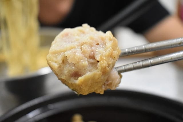 宅配美食。手工鮮肉丸第一品牌。「 大力丸」手工鮮肉丸。堅持純手工製作，皮Q帶勁，陷香多汁。隨意烹調，輕鬆上桌