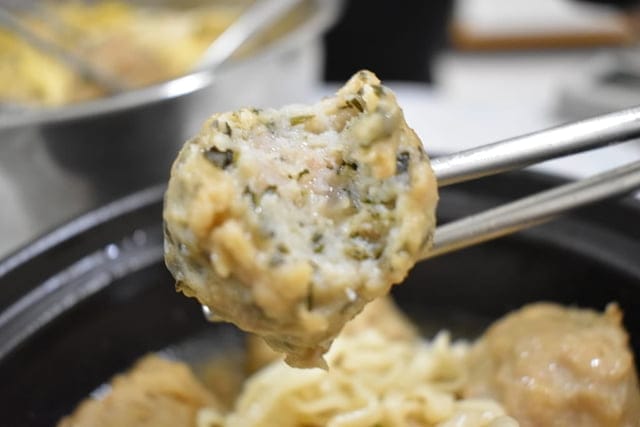 宅配美食。手工鮮肉丸第一品牌。「 大力丸」手工鮮肉丸。堅持純手工製作，皮Q帶勁，陷香多汁。隨意烹調，輕鬆上桌