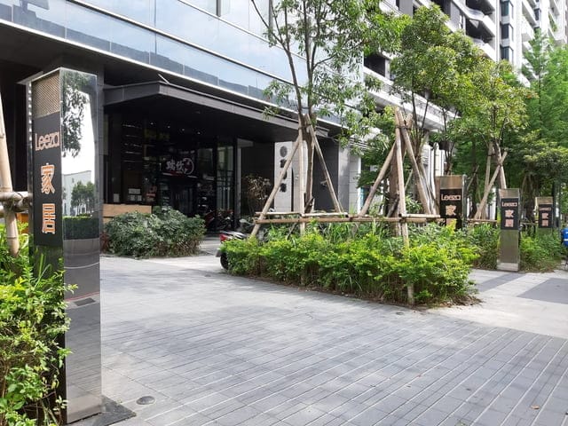新莊副都心站2號出口。Leeza家居。客製化沙發，專for毛孩家庭，貓抓皮以及貓抓布。台灣在地30年沙發工廠的團隊