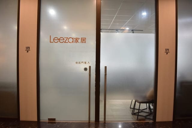 新莊副都心站2號出口。Leeza家居。客製化沙發，專for毛孩家庭，貓抓皮以及貓抓布。台灣在地30年沙發工廠的團隊