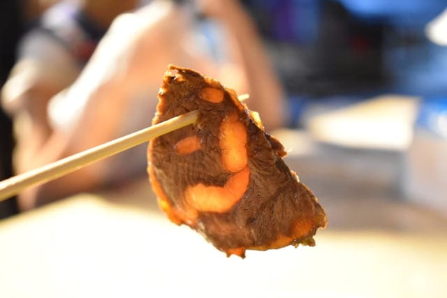 饒河夜市美食推薦。牛哥 撒旦牛滷味。每日滷程不超過6小時，牛筋、牛肚、牛腱，簡單的牛三寶入味就能擄獲人心