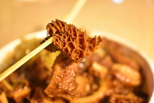饒河夜市美食推薦。牛哥 撒旦牛滷味。每日滷程不超過6小時，牛筋、牛肚、牛腱，簡單的牛三寶入味就能擄獲人心