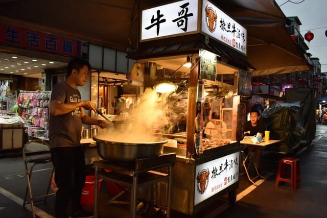 饒河夜市美食推薦。牛哥 撒旦牛滷味。每日滷程不超過6小時，牛筋、牛肚、牛腱，簡單的牛三寶入味就能擄獲人心