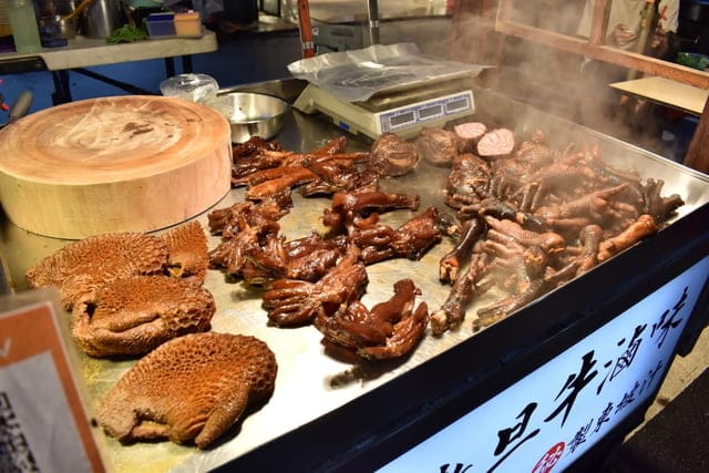 饒河夜市美食推薦。牛哥 撒旦牛滷味。每日滷程不超過6小時，牛筋、牛肚、牛腱，簡單的牛三寶入味就能擄獲人心