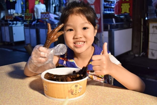饒河夜市美食推薦。牛哥 撒旦牛滷味。每日滷程不超過6小時，牛筋、牛肚、牛腱，簡單的牛三寶入味就能擄獲人心