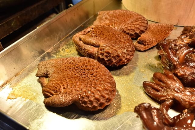 饒河夜市美食推薦。牛哥 撒旦牛滷味。每日滷程不超過6小時，牛筋、牛肚、牛腱，簡單的牛三寶入味就能擄獲人心
