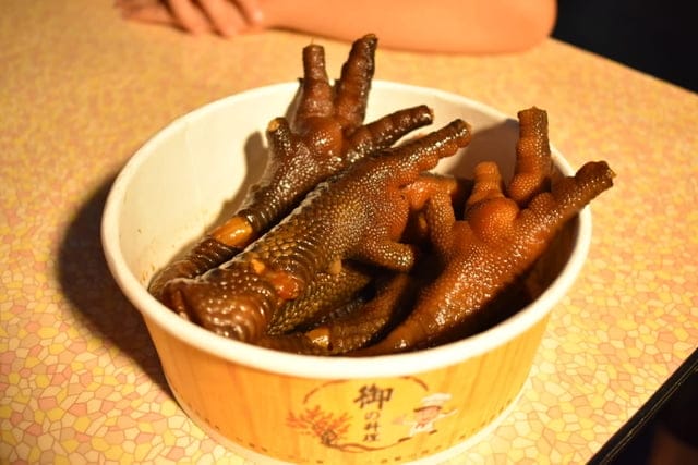 饒河夜市美食推薦。牛哥 撒旦牛滷味。每日滷程不超過6小時，牛筋、牛肚、牛腱，簡單的牛三寶入味就能擄獲人心