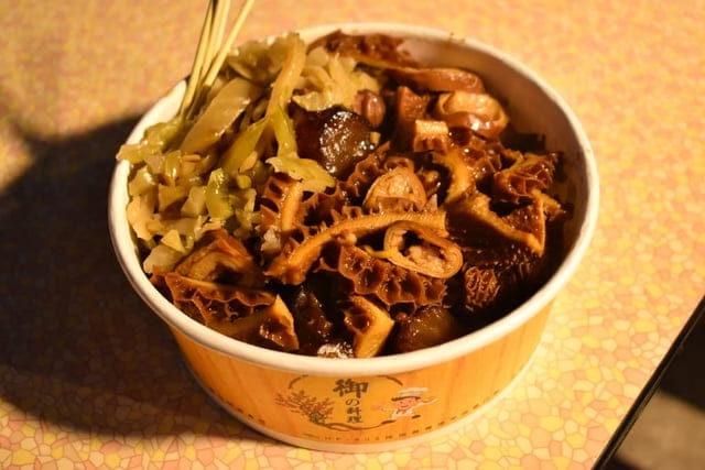 饒河夜市美食推薦。牛哥 撒旦牛滷味。每日滷程不超過6小時，牛筋、牛肚、牛腱，簡單的牛三寶入味就能擄獲人心