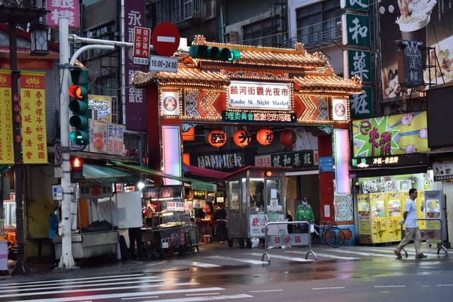 饒河夜市美食推薦。牛哥 撒旦牛滷味。每日滷程不超過6小時，牛筋、牛肚、牛腱，簡單的牛三寶入味就能擄獲人心