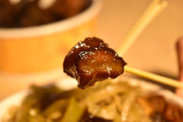 饒河夜市美食推薦。牛哥 撒旦牛滷味。每日滷程不超過6小時，牛筋、牛肚、牛腱，簡單的牛三寶入味就能擄獲人心