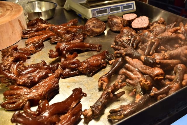 饒河夜市美食推薦。牛哥 撒旦牛滷味。每日滷程不超過6小時，牛筋、牛肚、牛腱，簡單的牛三寶入味就能擄獲人心