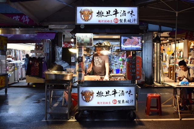 饒河夜市美食推薦。牛哥 撒旦牛滷味。每日滷程不超過6小時，牛筋、牛肚、牛腱，簡單的牛三寶入味就能擄獲人心