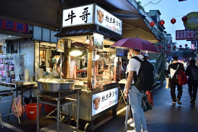 饒河夜市美食推薦。牛哥 撒旦牛滷味。每日滷程不超過6小時，牛筋、牛肚、牛腱，簡單的牛三寶入味就能擄獲人心