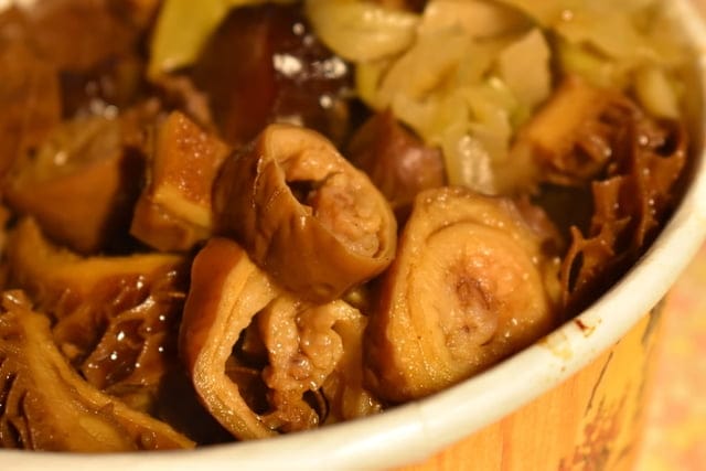 饒河夜市美食推薦。牛哥 撒旦牛滷味。每日滷程不超過6小時，牛筋、牛肚、牛腱，簡單的牛三寶入味就能擄獲人心
