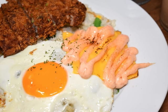 世貿早午餐。拾聚 Brunch Cafe’ &Tea。提供免費WIFI。寵物友善。文青風格，悠閒的用餐環境。捷運台北101/世貿站步行5分鐘腳程