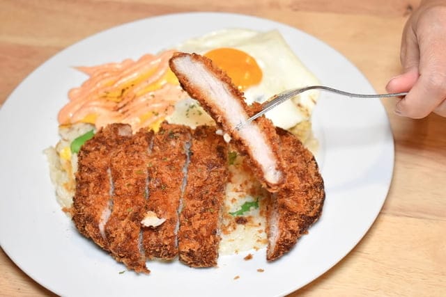 世貿早午餐。拾聚 Brunch Cafe’ &Tea。提供免費WIFI。寵物友善。文青風格，悠閒的用餐環境。捷運台北101/世貿站步行5分鐘腳程