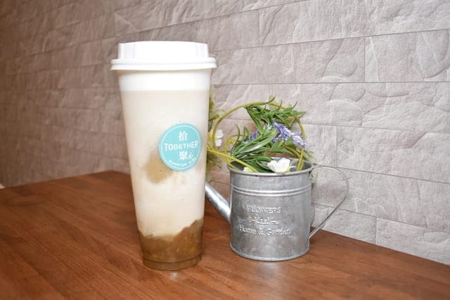 世貿早午餐。拾聚 Brunch Cafe’ &Tea。提供免費WIFI。寵物友善。文青風格，悠閒的用餐環境。捷運台北101/世貿站步行5分鐘腳程