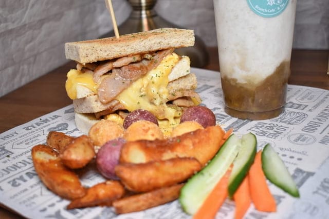 世貿早午餐。拾聚 Brunch Cafe’ &Tea。提供免費WIFI。寵物友善。文青風格，悠閒的用餐環境。捷運台北101/世貿站步行5分鐘腳程