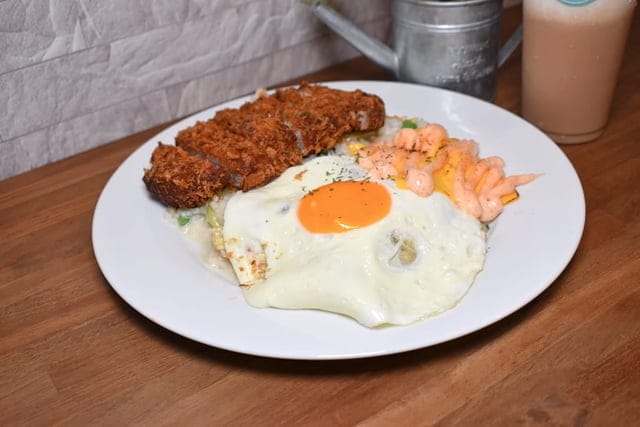 世貿早午餐。拾聚 Brunch Cafe’ &Tea。提供免費WIFI。寵物友善。文青風格，悠閒的用餐環境。捷運台北101/世貿站步行5分鐘腳程