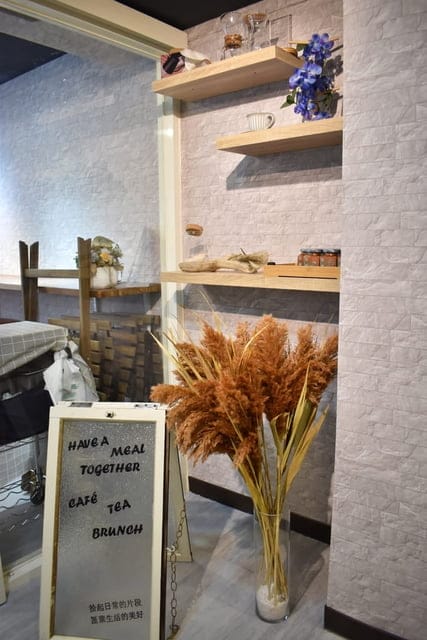 世貿早午餐。拾聚 Brunch Cafe’ &Tea。提供免費WIFI。寵物友善。文青風格，悠閒的用餐環境。捷運台北101/世貿站步行5分鐘腳程