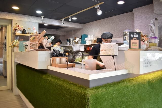 世貿早午餐。拾聚 Brunch Cafe’ &Tea。提供免費WIFI。寵物友善。文青風格，悠閒的用餐環境。捷運台北101/世貿站步行5分鐘腳程