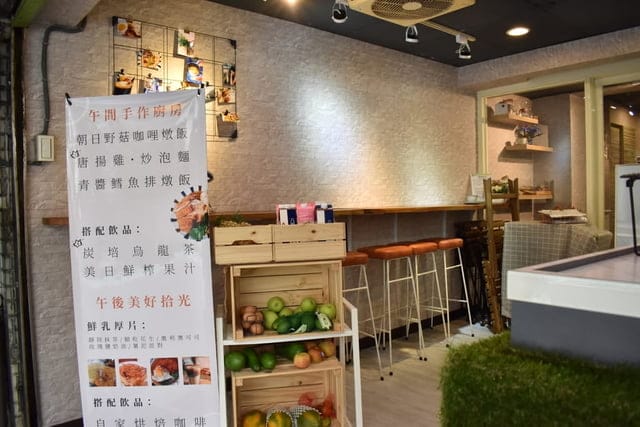 世貿早午餐。拾聚 Brunch Cafe’ &Tea。提供免費WIFI。寵物友善。文青風格，悠閒的用餐環境。捷運台北101/世貿站步行5分鐘腳程