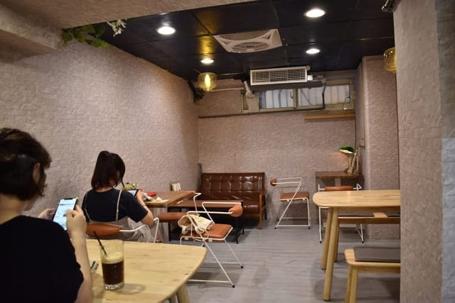 世貿早午餐。拾聚 Brunch Cafe’ &Tea。提供免費WIFI。寵物友善。文青風格，悠閒的用餐環境。捷運台北101/世貿站步行5分鐘腳程