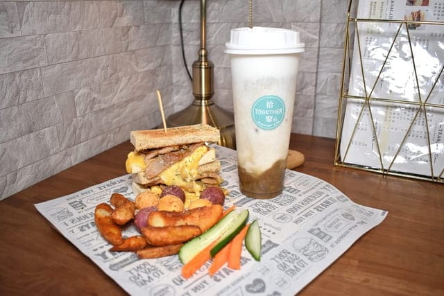 世貿早午餐。拾聚 Brunch Cafe’ &Tea。提供免費WIFI。寵物友善。文青風格，悠閒的用餐環境。捷運台北101/世貿站步行5分鐘腳程