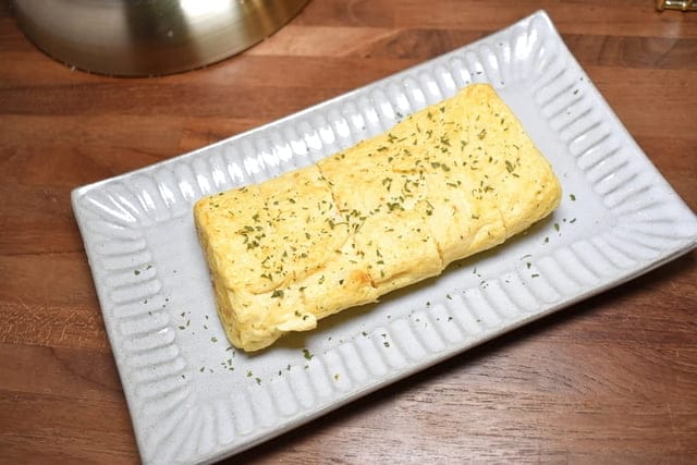 世貿早午餐。拾聚 Brunch Cafe’ &Tea。提供免費WIFI。寵物友善。文青風格，悠閒的用餐環境。捷運台北101/世貿站步行5分鐘腳程