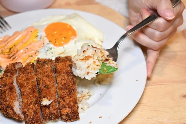 世貿早午餐。拾聚 Brunch Cafe’ &Tea。提供免費WIFI。寵物友善。文青風格，悠閒的用餐環境。捷運台北101/世貿站步行5分鐘腳程