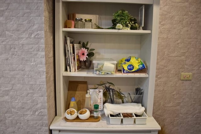 世貿早午餐。拾聚 Brunch Cafe’ &Tea。提供免費WIFI。寵物友善。文青風格，悠閒的用餐環境。捷運台北101/世貿站步行5分鐘腳程