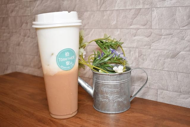 世貿早午餐。拾聚 Brunch Cafe’ &Tea。提供免費WIFI。寵物友善。文青風格，悠閒的用餐環境。捷運台北101/世貿站步行5分鐘腳程