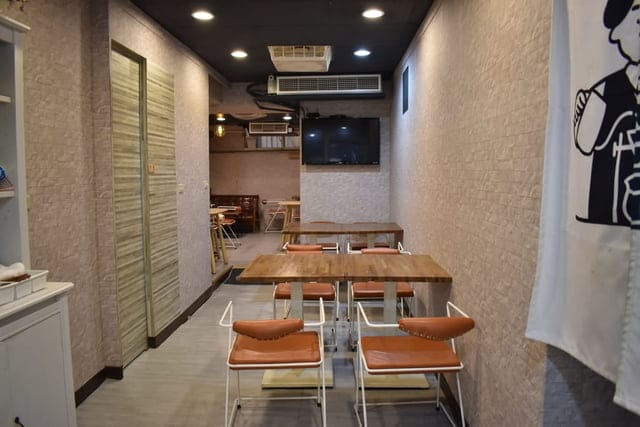 世貿早午餐。拾聚 Brunch Cafe’ &Tea。提供免費WIFI。寵物友善。文青風格，悠閒的用餐環境。捷運台北101/世貿站步行5分鐘腳程