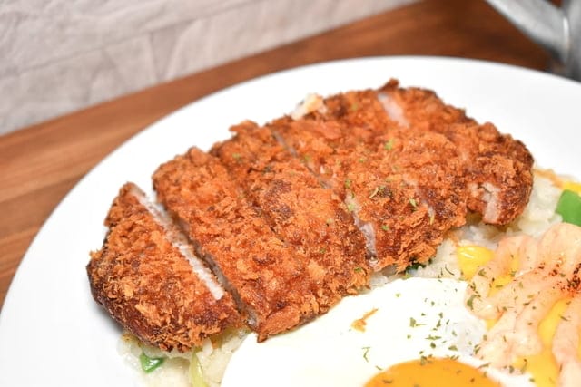 世貿早午餐。拾聚 Brunch Cafe’ &Tea。提供免費WIFI。寵物友善。文青風格，悠閒的用餐環境。捷運台北101/世貿站步行5分鐘腳程