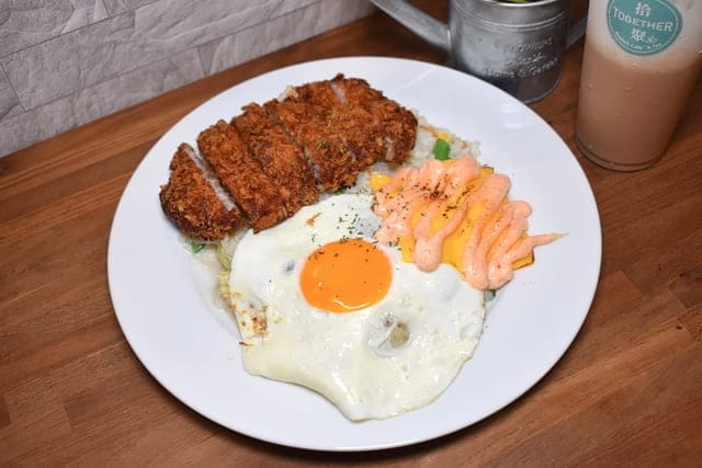 世貿早午餐。拾聚 Brunch Cafe’ &Tea。提供免費WIFI。寵物友善。文青風格，悠閒的用餐環境。捷運台北101/世貿站步行5分鐘腳程