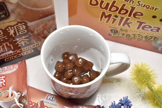 在家也能自製手搖飲。力代黑糖珍珠奶茶&黑糖奶茶。免出門、叫外送。黑糖奶茶香氣濃郁。一年四季都可以喝的自製手搖飲品
