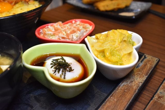中山美食。新丼長安本店。浮誇系的拉絲起司加上韓式泡菜日式丼飯，擁有美韓風味的不違和。爆蔥牛丼，豐富飽滿的香蔥爆口，讓人忍不住的蔥動