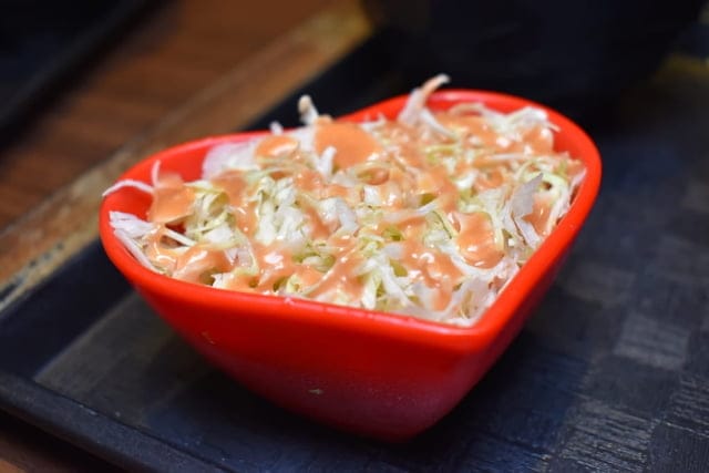 中山美食。新丼長安本店。浮誇系的拉絲起司加上韓式泡菜日式丼飯，擁有美韓風味的不違和。爆蔥牛丼，豐富飽滿的香蔥爆口，讓人忍不住的蔥動