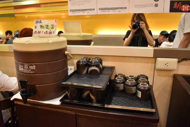 中山美食。新丼長安本店。浮誇系的拉絲起司加上韓式泡菜日式丼飯，擁有美韓風味的不違和。爆蔥牛丼，豐富飽滿的香蔥爆口，讓人忍不住的蔥動
