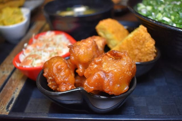 中山美食。新丼長安本店。浮誇系的拉絲起司加上韓式泡菜日式丼飯，擁有美韓風味的不違和。爆蔥牛丼，豐富飽滿的香蔥爆口，讓人忍不住的蔥動