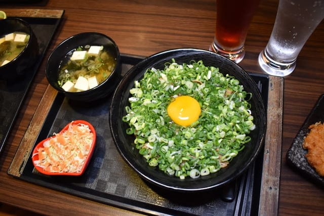 中山美食。新丼長安本店。浮誇系的拉絲起司加上韓式泡菜日式丼飯，擁有美韓風味的不違和。爆蔥牛丼，豐富飽滿的香蔥爆口，讓人忍不住的蔥動