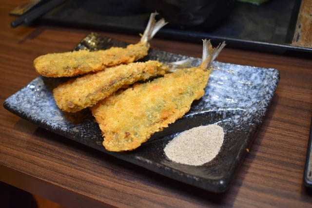 中山美食。新丼長安本店。浮誇系的拉絲起司加上韓式泡菜日式丼飯，擁有美韓風味的不違和。爆蔥牛丼，豐富飽滿的香蔥爆口，讓人忍不住的蔥動